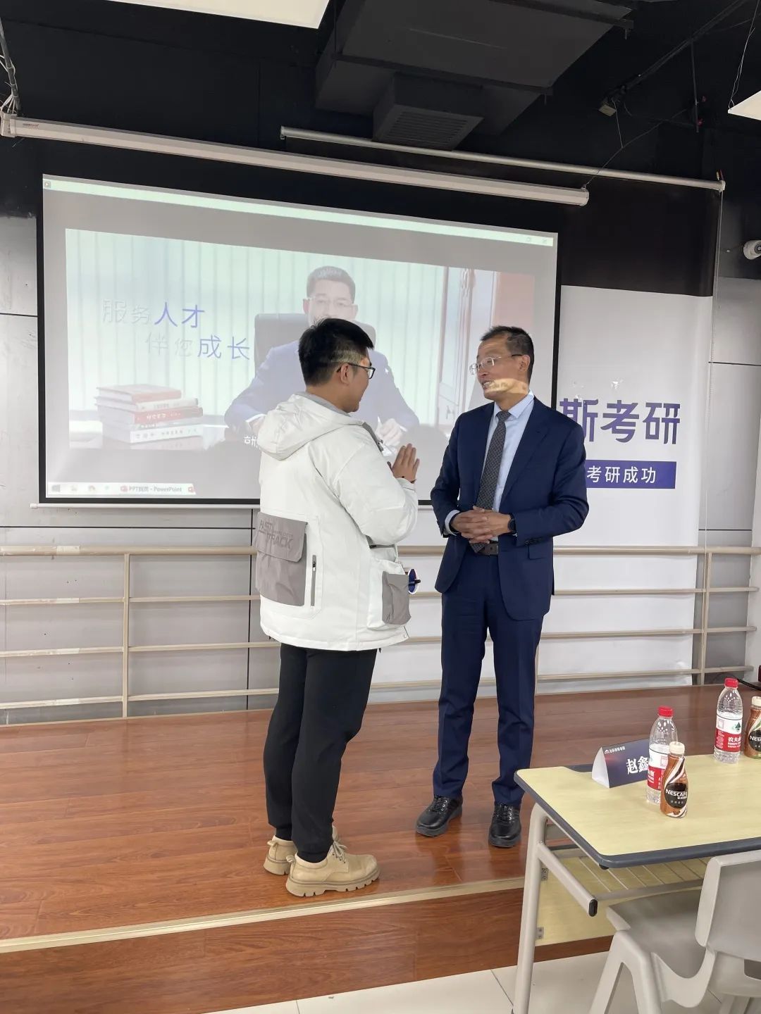 職場致勝之道與領(lǐng)導(dǎo)力提升——社科賽斯甄誠董事長專場講座圓滿收官！  社科賽斯考研 社科賽斯 職場致勝之道 領(lǐng)導(dǎo)力提升  社科賽斯考研  洞悉職場規(guī)律，活出精彩人生。2023年1月8日下午，社科賽斯董事長甄誠先生以《職場致勝之道與領(lǐng)導(dǎo)力提升》發(fā)表精彩講座。  ▼董事長甄誠先生  人物簡介：北大光華02級(jí)MBA，社科賽斯創(chuàng)始人，多所院校面試考官、企業(yè)家導(dǎo)師、客座教授，曾在北京大學(xué)國家發(fā)展研究院、北大醫(yī)學(xué)部、中國科學(xué)院大學(xué)管理學(xué)院、中國政法大學(xué)商學(xué)院、天津大學(xué)管理學(xué)院、北京交通大學(xué)管理學(xué)院、中央財(cái)經(jīng)大學(xué)商學(xué)院、華東理工大學(xué)商學(xué)院、北京師范大學(xué)經(jīng)管學(xué)院，華南理工大學(xué)管理學(xué)院、暨南大學(xué)商學(xué)院等院校講授職業(yè)發(fā)展。  講座圍繞“MBA對(duì)未來職業(yè)發(fā)展的回報(bào)”、“職場成長”、“”“領(lǐng)導(dǎo)力提升”等內(nèi)容，甄總結(jié)合自身多年MBA面試指導(dǎo)經(jīng)驗(yàn)，深入淺出，針對(duì)痛點(diǎn)問題進(jìn)行案例講解，助力同學(xué)們的未來職業(yè)發(fā)展之路！  現(xiàn)場同學(xué)針對(duì)講座內(nèi)容，職業(yè)困惑等問題積極發(fā)言，活動(dòng)氣氛熱烈融洽。甄總風(fēng)趣幽默的分享，使得在場掌聲不斷。  職場圣經(jīng)  “你的勞動(dòng)報(bào)酬不是和勞動(dòng)強(qiáng)度成正比，而是和你的勞動(dòng)不可替代性成正比!”甄總表示，真正決定個(gè)人社會(huì)階層的，是精力分配結(jié)構(gòu)，并進(jìn)行了案例分析。  甄總指出，MBA同學(xué)需要明確攻讀MBA的目的:實(shí)現(xiàn)職業(yè)上的跨界升級(jí)、培育前瞻視野、培養(yǎng)思考問題的方法和解決問題的能力。隨后就如何交朋友、拓人脈、選導(dǎo)師等事項(xiàng)進(jìn)行了心得分享。  強(qiáng)者的必備條件  1、拒絕隨意2、拒絕任性3、拒絕慵懶4、拒絕冷漠5、每日精進(jìn)6、敬畏目標(biāo)  如何選導(dǎo)師  在甄總看來，選導(dǎo)師是困擾每個(gè)學(xué)子的問題。甄總認(rèn)為，選導(dǎo)師，一定要注意:1、職位不一定高，但有人情味;2、資源豐富;3、研究方向與你擅長領(lǐng)域關(guān)聯(lián)等。  職業(yè)導(dǎo)師能幫你提前看清未來五到十年的路，使你少走彎路，是更高效的捷徑?！澳闶钦l不重要，重要的是你和誰交往，格局比情商和智商更重要。”  學(xué)習(xí)的三個(gè)層次  甄總認(rèn)為，學(xué)習(xí)分為三個(gè)層次∶1、學(xué)習(xí)知識(shí);2、學(xué)習(xí)思考問題的方法、解決問題的工具;3、學(xué)習(xí)理念。并通過具體事例，向大家指出，只有進(jìn)行取舍，把主流的做到極致,才是明智的做法。  MBA課程量大，但每個(gè)人精力有限，只有做好取舍，對(duì)課程做好減法和加法，把自己打造為“T