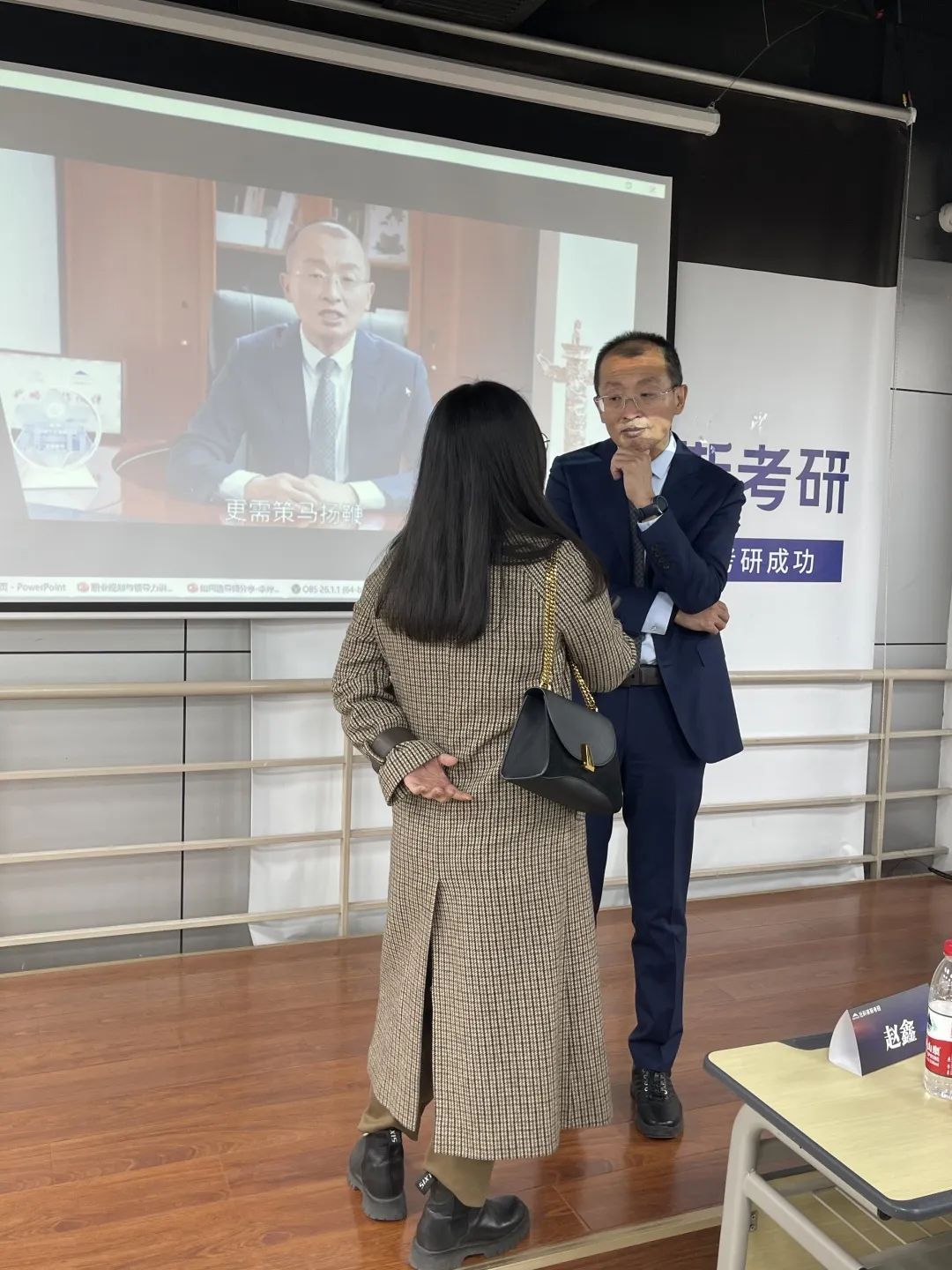 職場致勝之道與領(lǐng)導(dǎo)力提升——社科賽斯甄誠董事長專場講座圓滿收官！  社科賽斯考研 社科賽斯 職場致勝之道 領(lǐng)導(dǎo)力提升  社科賽斯考研  洞悉職場規(guī)律，活出精彩人生。2023年1月8日下午，社科賽斯董事長甄誠先生以《職場致勝之道與領(lǐng)導(dǎo)力提升》發(fā)表精彩講座。  ▼董事長甄誠先生  人物簡介：北大光華02級(jí)MBA，社科賽斯創(chuàng)始人，多所院校面試考官、企業(yè)家導(dǎo)師、客座教授，曾在北京大學(xué)國家發(fā)展研究院、北大醫(yī)學(xué)部、中國科學(xué)院大學(xué)管理學(xué)院、中國政法大學(xué)商學(xué)院、天津大學(xué)管理學(xué)院、北京交通大學(xué)管理學(xué)院、中央財(cái)經(jīng)大學(xué)商學(xué)院、華東理工大學(xué)商學(xué)院、北京師范大學(xué)經(jīng)管學(xué)院，華南理工大學(xué)管理學(xué)院、暨南大學(xué)商學(xué)院等院校講授職業(yè)發(fā)展。  講座圍繞“MBA對(duì)未來職業(yè)發(fā)展的回報(bào)”、“職場成長”、“”“領(lǐng)導(dǎo)力提升”等內(nèi)容，甄總結(jié)合自身多年MBA面試指導(dǎo)經(jīng)驗(yàn)，深入淺出，針對(duì)痛點(diǎn)問題進(jìn)行案例講解，助力同學(xué)們的未來職業(yè)發(fā)展之路！  現(xiàn)場同學(xué)針對(duì)講座內(nèi)容，職業(yè)困惑等問題積極發(fā)言，活動(dòng)氣氛熱烈融洽。甄總風(fēng)趣幽默的分享，使得在場掌聲不斷。  職場圣經(jīng)  “你的勞動(dòng)報(bào)酬不是和勞動(dòng)強(qiáng)度成正比，而是和你的勞動(dòng)不可替代性成正比!”甄總表示，真正決定個(gè)人社會(huì)階層的，是精力分配結(jié)構(gòu)，并進(jìn)行了案例分析。  甄總指出，MBA同學(xué)需要明確攻讀MBA的目的:實(shí)現(xiàn)職業(yè)上的跨界升級(jí)、培育前瞻視野、培養(yǎng)思考問題的方法和解決問題的能力。隨后就如何交朋友、拓人脈、選導(dǎo)師等事項(xiàng)進(jìn)行了心得分享。  強(qiáng)者的必備條件  1、拒絕隨意2、拒絕任性3、拒絕慵懶4、拒絕冷漠5、每日精進(jìn)6、敬畏目標(biāo)  如何選導(dǎo)師  在甄總看來，選導(dǎo)師是困擾每個(gè)學(xué)子的問題。甄總認(rèn)為，選導(dǎo)師，一定要注意:1、職位不一定高，但有人情味;2、資源豐富;3、研究方向與你擅長領(lǐng)域關(guān)聯(lián)等。  職業(yè)導(dǎo)師能幫你提前看清未來五到十年的路，使你少走彎路，是更高效的捷徑。“你是誰不重要，重要的是你和誰交往，格局比情商和智商更重要。”  學(xué)習(xí)的三個(gè)層次  甄總認(rèn)為，學(xué)習(xí)分為三個(gè)層次∶1、學(xué)習(xí)知識(shí);2、學(xué)習(xí)思考問題的方法、解決問題的工具;3、學(xué)習(xí)理念。并通過具體事例，向大家指出，只有進(jìn)行取舍，把主流的做到極致,才是明智的做法。  MBA課程量大，但每個(gè)人精力有限，只有做好取舍，對(duì)課程做好減法和加法，把自己打造為“T