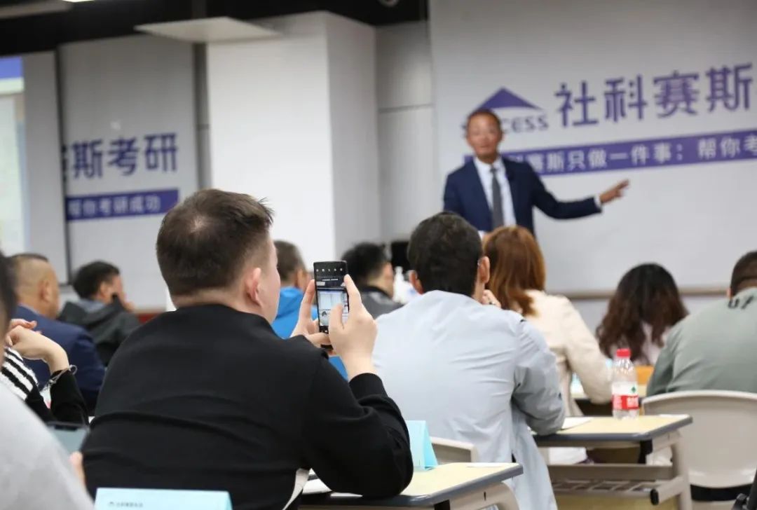 超越同齡人，做最好的自己！職業(yè)成長和規(guī)劃專題講座成功開講！