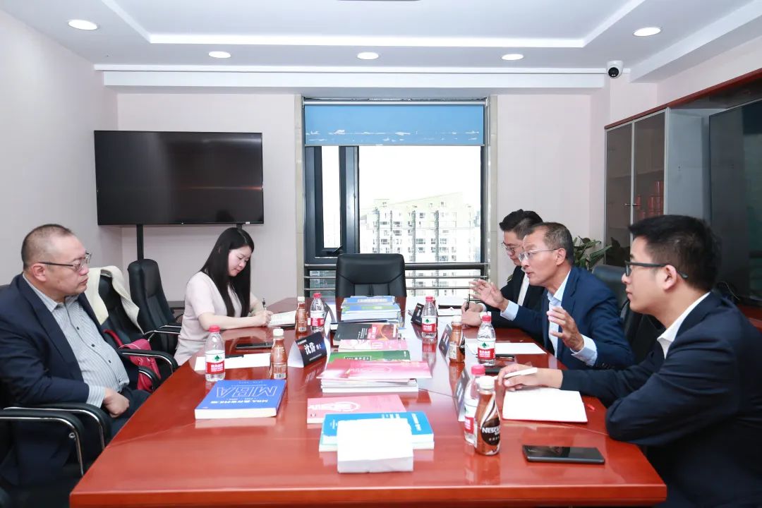 熱烈歡迎法國(guó)布雷斯特商學(xué)院校長(zhǎng)沈岱博士、Clovitis中國(guó)辦公室負(fù)責(zé)人劉彥麟一行來(lái)訪(fǎng)社科賽斯！